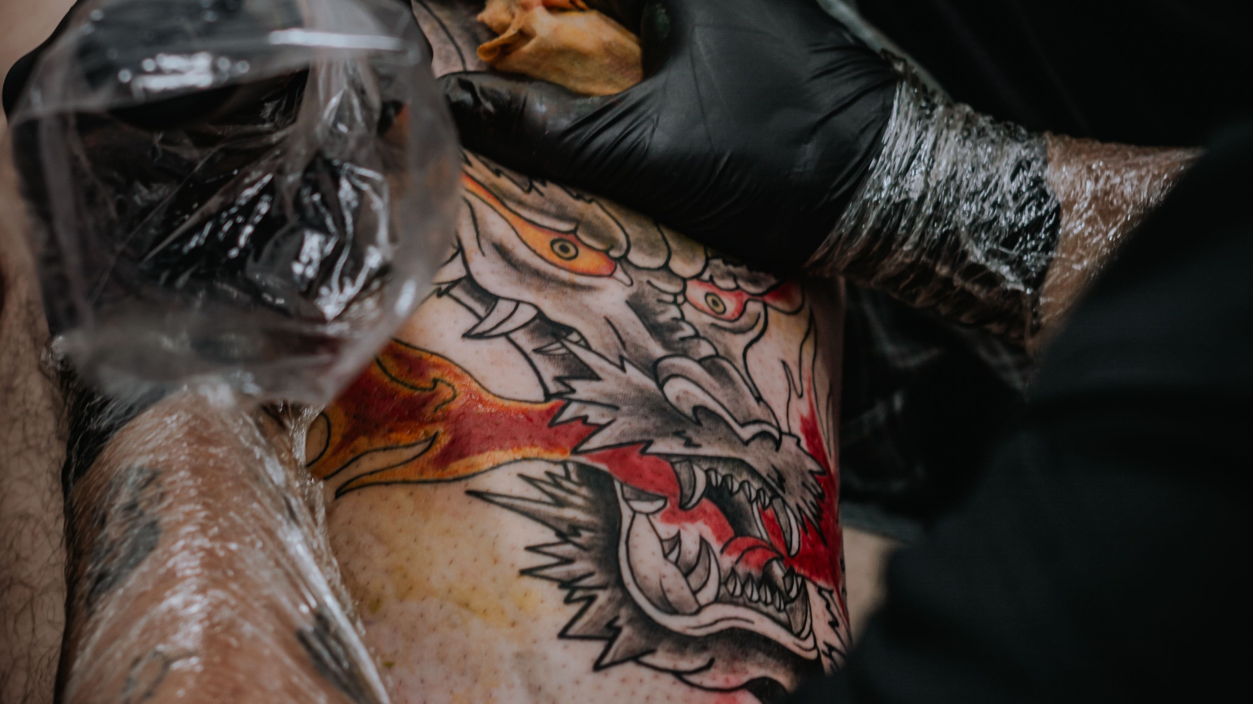 Tatuagem de dragão em preto e cinza no braço